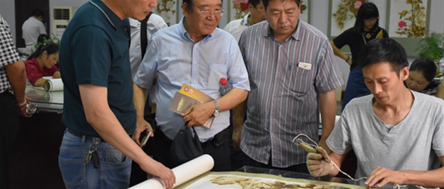 南阳市2019年世界月季洲际大会筹委会点赞南阳烙画，  期待月季大会的本土元素